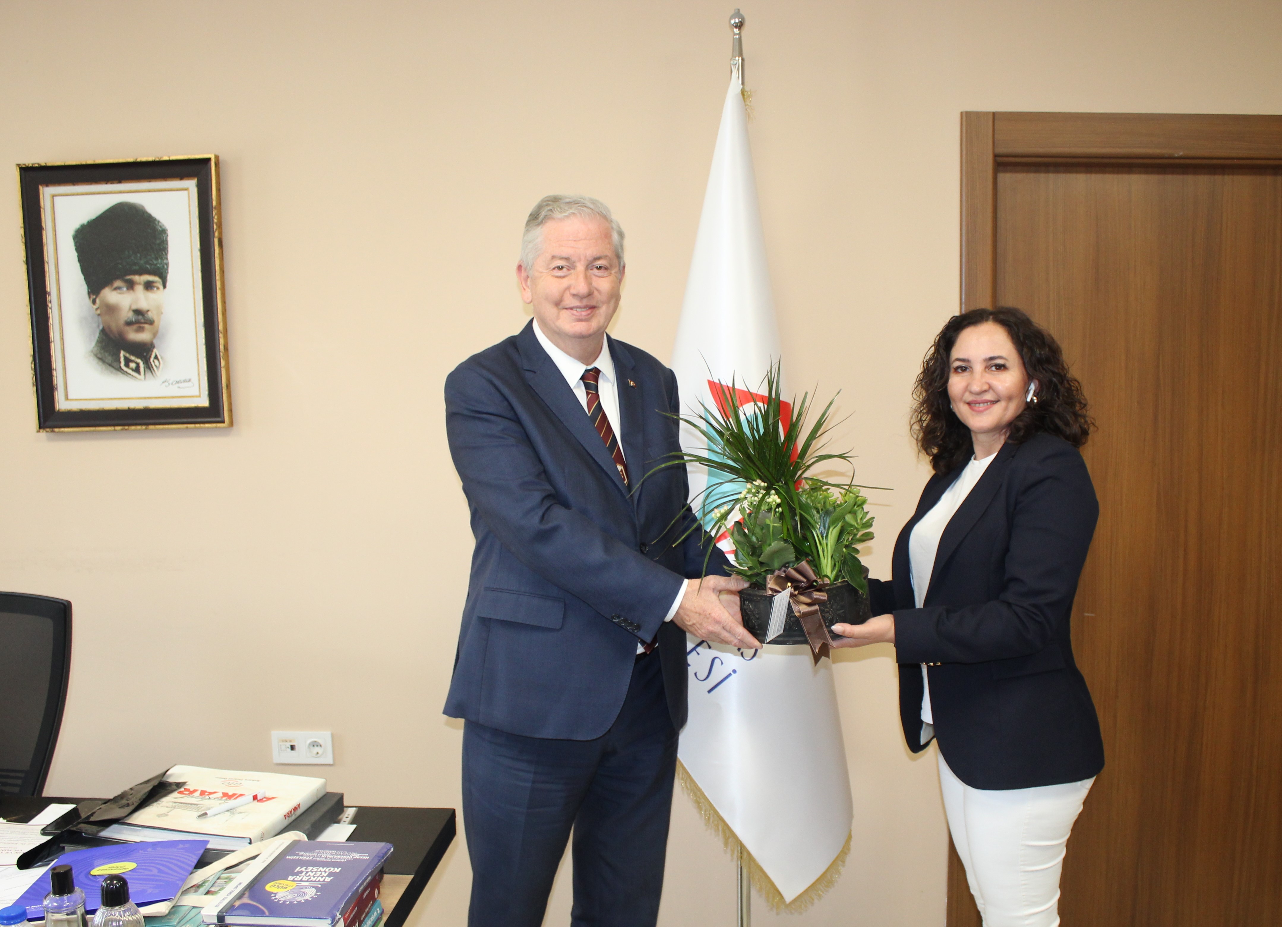 Ankara Kent Konseyi Yönetim Kurulu Üyesi Hicran KOCA Rektörümüz Prof. Dr. Kadirhan SUNGUROĞLU' nu ziyaret etti