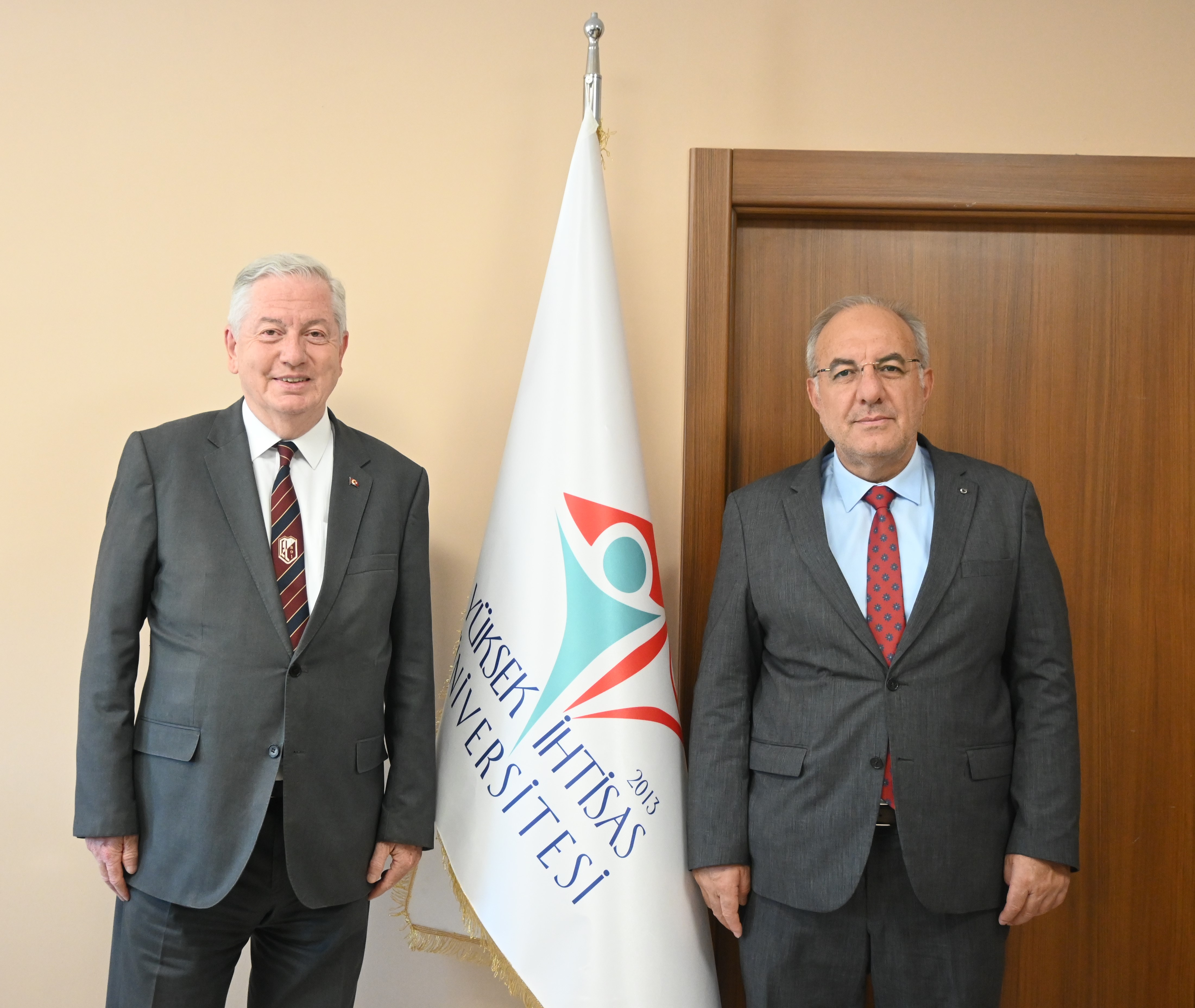 Munzur Üniversitesi Rektörü Prof. Dr. Kenan PEKER, Rektörümüz Prof. Dr. Kadirhan SUNGUROĞLU'nu makamında ziyaret etti